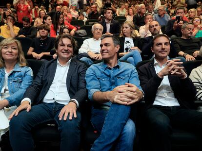 El presidente del Gobierno, Pedro Sánchez, junto al candidato a la presidencia de la Comunidad de Madrid, Juan Lobato, y el alcalde de Fuenlabrada, Francisco Javier Ayala, durante el acto de precampaña celebrado este domingo.