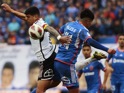 Marcelo Morales de Universidad de Chile disputa el balón con Esteban Pavez de Colo Colo, el pasado 2 de septiembre.