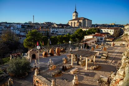 El museo de la Piedra de Colmenar de Oreja, que muestra la importancia de las canteras, la agricultura y la industria tinajera, y el pueblo con la iglesia de Santa María la Mayor, al fondo.