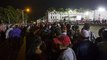 Cientos de personas permanecen a las afueras de la Academia Militar de Caracas (Venezuela), en espera de poder visitar el féretro del presidente venezolano, Hugo Chávez.