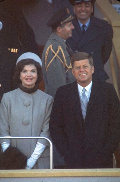 La primera dama Jacqueline Kennedy y el presidente John Fitzgerald Kennedy en la ceremonia inaugural de su mandato, el 20 de enero de 1961 en Washington.