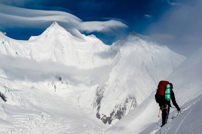Un montañero emprende la ascensión del K2 desde el campo base.