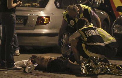 La polic&iacute;a junto al cad&aacute;ver del joven, David M.V., fallecido tras una pelea en Vallecas.