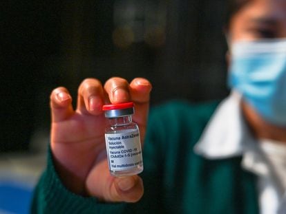Una enfermera sostiene una dosis de la vacuna de AstraZeneca contra la covid-19, en San Cristobal de las Casas (México), el 31 de enero de 2022.