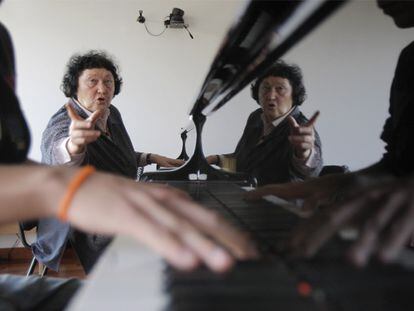 La profesora de piano Galina Eguiazarova, durante una clase.