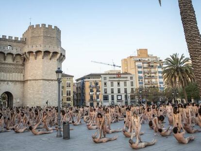 Acción artística del fotógrafo Spencer Tunick este sábado en Valencia.