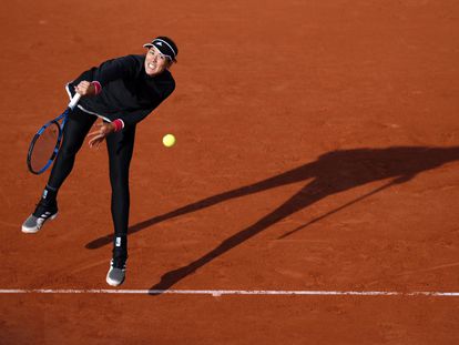 Muguruza sirve durante el partido contra Pliskova en la pista Suzanne Lenglen de París.