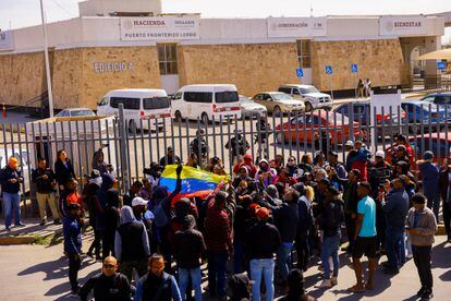 Personas se manifiestan afuera de las instalaciones del Instituto Nacional de Migración en Ciudad Juárez, este martes.