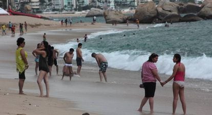 Turistas disfrutan de la playa en Acapulco.
