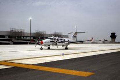 Una avioneta realiza un vuelo de pruebas el pasado mes de junio en el aeropuerto de Murcia.