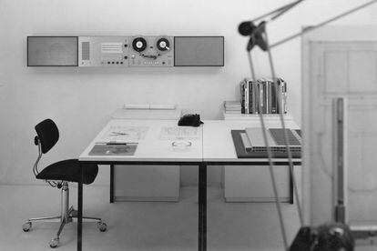 El icónico Braun Wandalage, el estéreo de pared creado en 1965 por Dieter Rams que cuelga de uno de los rincones del centro de diseño de Braun, todavía funciona a la perfección.