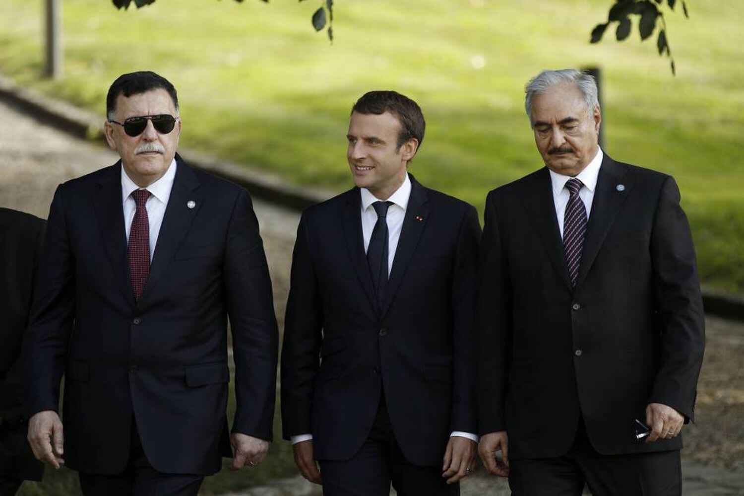 Desde la izquierda, el primer ministro libio, Fayez al-Sarraj; el presidente francés, Emmanuel Macron, y el mariscal Jalifa Hafter, tras su reunión en París en 2018. 