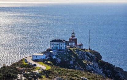 Un lugar emblemático en la Costa de la Muerte considerado el cabo del fin del mundo. Construido en 1853, a 138 m sobre el nivel del mar, se reformó en 2016 para ofrecer cinco exclusivas habitaciones, un restaurante, cafetería y terrazas con vistas infinitas.
Precio: desde 270 euros la noche para dos.