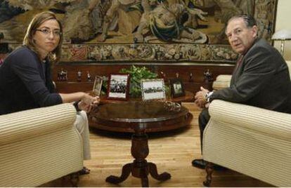 La ministra de Defensa, Carme Chacón, junto al recién nombrado director del CNI, el general Félix Sanz Roldán.