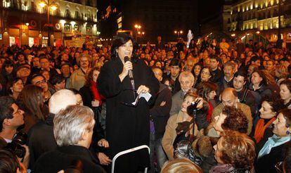 Almudena Grandes, durante su intervención en la Noche de los Teatros de marzo de 2011, en la Puerta del Sol de Madrid.