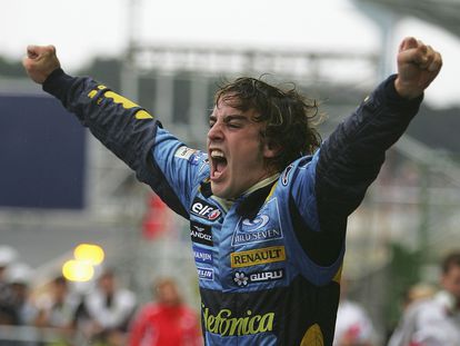 Fernando Alonso celebra el Mundial de 2005 con Renault.