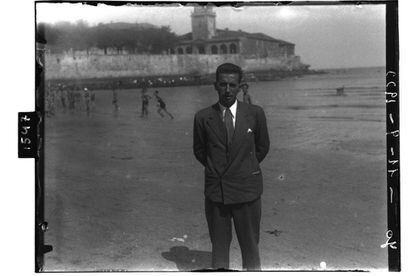 Constantino Suárez, en la playa de San Lorenzo (Gijón), el 11 de septiembre de 1933.