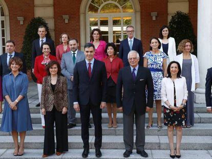 Nueva foto de familia del Gobierno de Pedro Sánchez. En vídeo: El Gobierno impugnará ante el TC la moción aprobada por el Parlament (ATLAS)