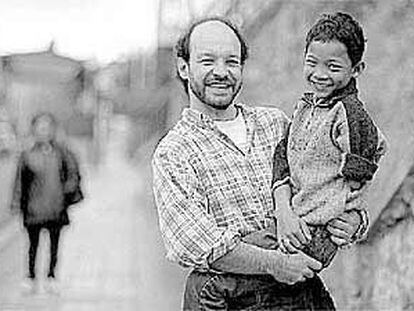 El médico Íñigo Uribe lleva en brazos en San Sebastián al niño camboyano Khi Ra, de 14 años.