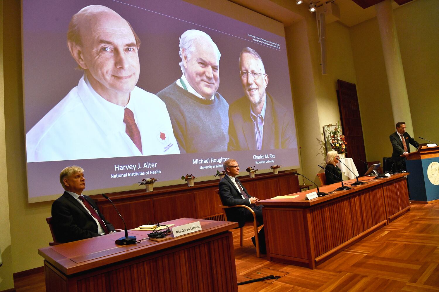 Un comité del Instituto Karolinska anuncia la concesión del Nobel de Medicina a los virólogos Harvey J. Alter, Michael Houghton y Charles M. Rice.