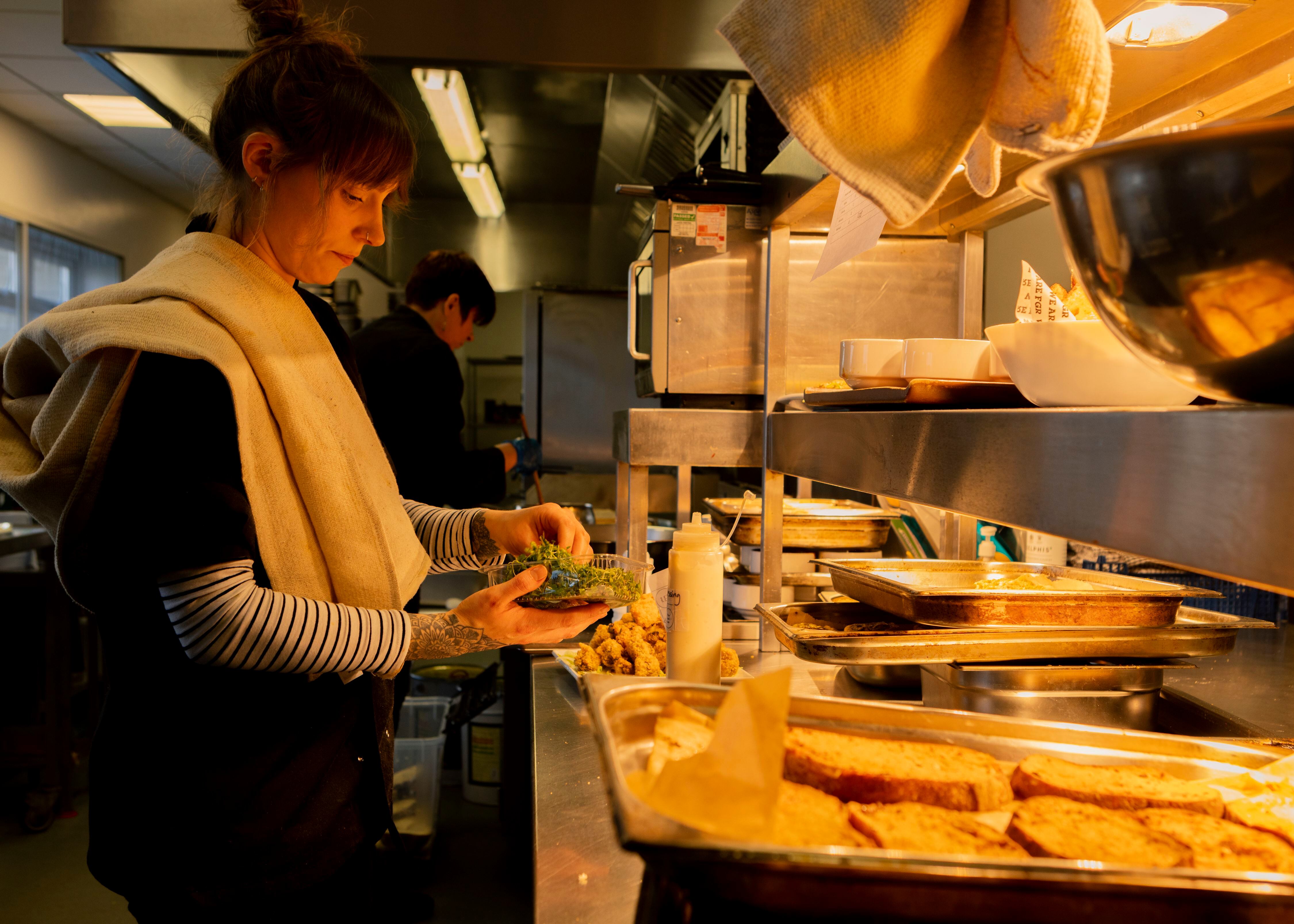 Jade Crawford, chef del club, en las cocinas del estadio. 
