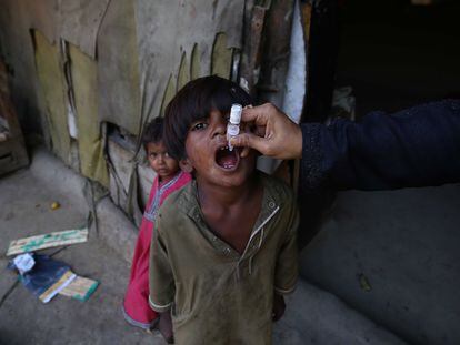 Un sanitario administra gotas antipoliomielíticas a un niño durante una campaña de vacunación antipoliomielítica de siete días en Karachi, Pakistán, el 28 de noviembre de 2022.