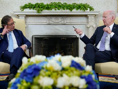 Gustavo Petro y Joe Biden conversan en la Oficina Oval de la Casa Blanca, este jueves.