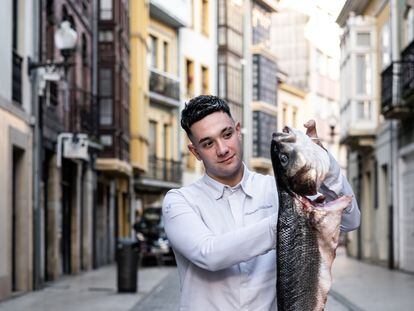 El chef Alejandro Villa Pérez posa con un pescado recién llegado de la rula, en una imagen proporcionada por el restaurante.