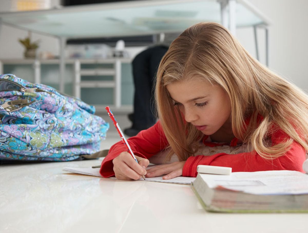 She doing her homework. Сосредоточенная девушка. Подросток сосредоточенно что-то делает картинки. Картинки делай для подростков. Girl is doing homework.