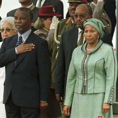 El presidente surafricano, Thabo Mbeki, junto a su esposa, Zanele.