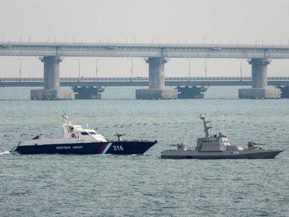 Uno de los barcos ucranios incautados es remolcado por un buque de la Guardia Costera rusa fuera del puerto de Kerch, el domingo en Crimea.