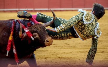 El Juli es volteado por su segundo toro en la Maestranza de Sevilla.