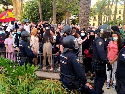 Miembros de la Policía Nacional ante un grupo de manifestantes congregados en Ceuta, este lunes.