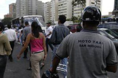 En la imagen, habitantes de la ciudad de Caracas utilizan cualquier medio de transporte ante la suspensión de operaciones del metro por la falta de fluido eléctrico en la capital venezolana. EFE/Archivo