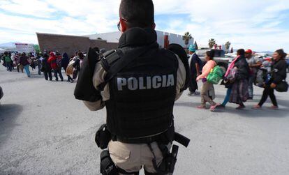 Policía en un control migratorio en Coahuila, México.