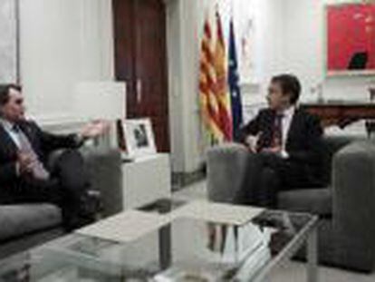 El presidente del Gobierno, José Luis Rodríguez Zapatero, y el presidente de la Generalitat catalana, Artur Mas, durante su encuentro de hoy en La Moncloa