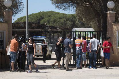Usuarios del camping Doñana en Mazagón esperan en la puerta a poder entrar.