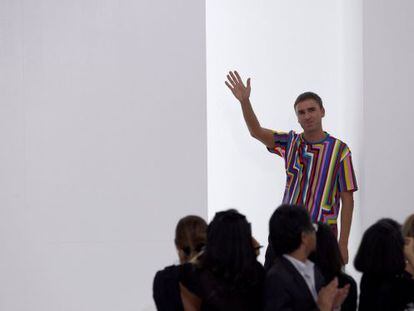 El diseñador belga Raf Simons saluda al finalizar el desfile de primavera 2012 de Jil Sander, el penúltimo que diseñaría para la marca.