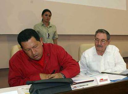 Hugo Chávez (izquierda) y Raúl Castro firman varios acuerdos ayer en  La Habana.