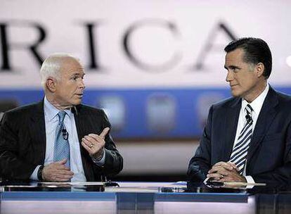 Los aspirantes republicanos John McCain y Mitt Romney, en un debate de televisión el 30 de enero en California.