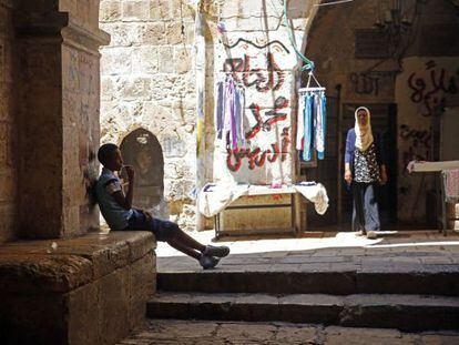 La entrada de la antigua prisión de Ribat Al Mansuri es un puesto fijo para Zuhra Al Qadi, desde donde ve pasar la gente y habla con unos y otros.