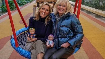 Mónica Esteban, presidenta de Juegaterapia, y Valle Sallés, vicepresidenta, en un parque infantil en el hospital Niño Jesús (Madrid) que su fundación ha creado con la venta de los baby pelones.