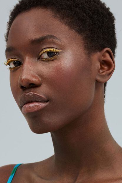 Uterqüe es una de las firmas que ya se adelantado al otoño con maquillajes en sus modelos como este, en tonos amarillos.