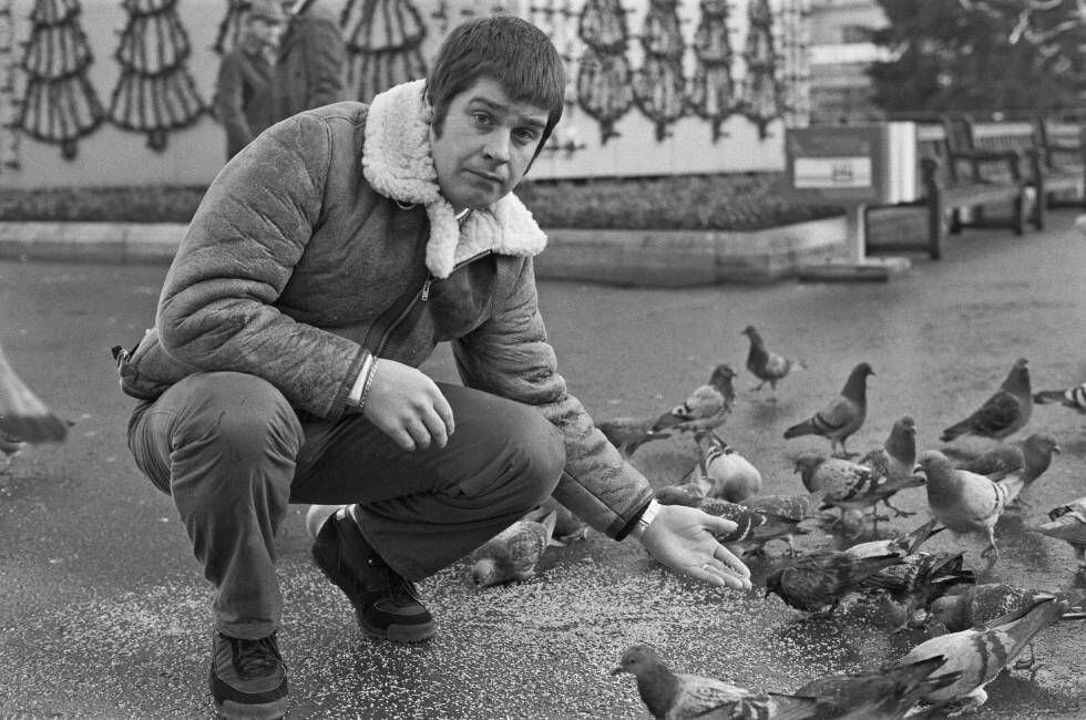 Ozzy Osborne dando de comer a unas palomas en Glasgow en 1982. Precisamente sirviéndose de una paloma protagonizó uno de sus momentos más salvajes. También le gusta morder a los murciélagos.