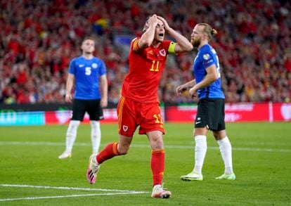 Gareth Bale lamenta una ocasión fallada en el partido de Gales contra Estonia.