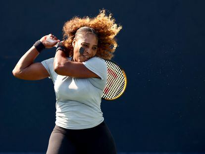 Serena Williams golpea la pelota durante un entrenamiento en Flushing Meadows.