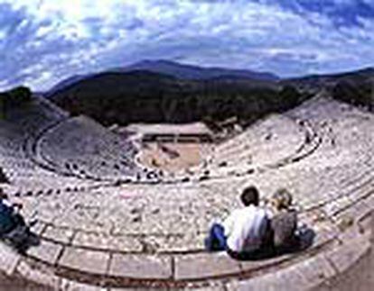 El teatro de Epidauro tiene capacidad para 12.000 espectadores y fue construido por Policleto el Joven a finales del siglo IV antes de Cristo sobre las laderas del monte Cinortion, al noreste del Peloponeso.