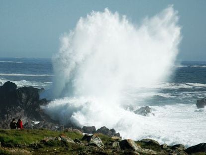 El espectáculo de las olas en el entorno del faro de Corrubedo, en Riveira (A Coruña).