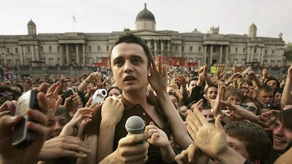 Pete Doherty rodeado de gente el 1 de mayo de 2005 en Trafalgar Square, Londres. La imagen está tomada durante el concierto 'Música contra el fascismo'.