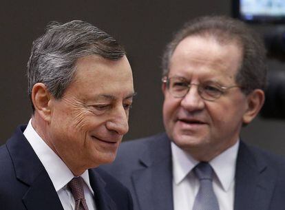El presidente del BCE, Mario Draghi, y su vicepresidente, Vitor Constancio (AP Photo/Michael Probst)